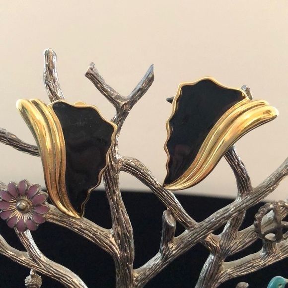 Vintage 80s Trifari Black Enamel Gold Tone Clip On Earrings - Picture 1 of 5